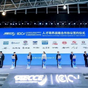 智能网联汽车的终极战役是“抢人”