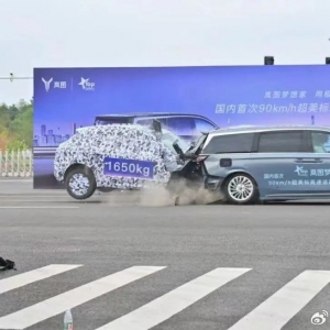 岚图高管呛声理想MEGA，MPV竞赛从打安全牌开始
