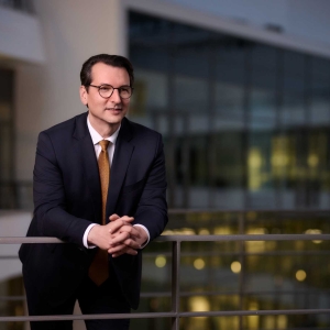 从学徒工到CEO，他如何实现逆袭上位？